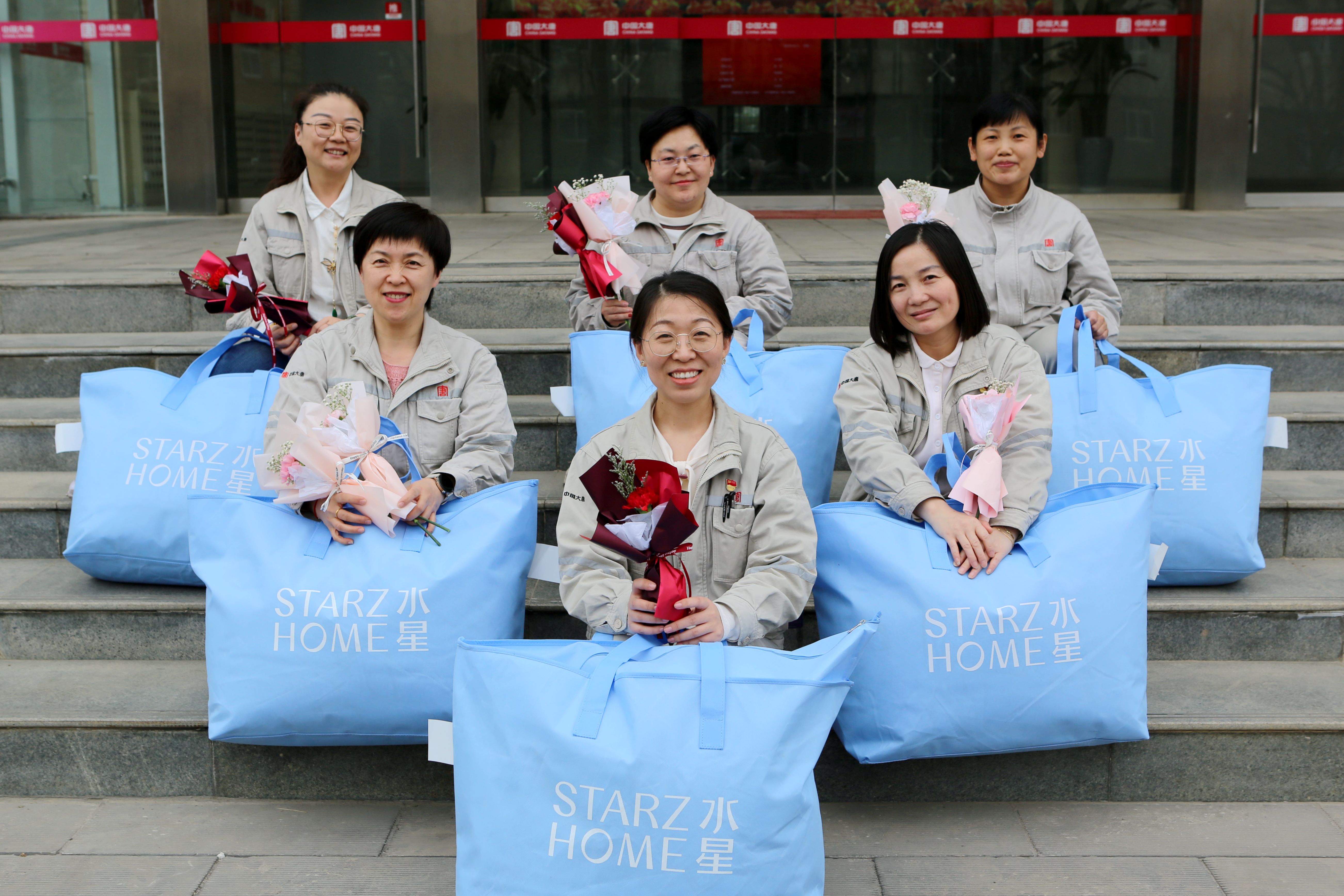 3月8日，向女職工獻上朵朵玫瑰花和水星涼被，感謝她們把智慧和精力獻給了事業，在工作中精益求精好不遜色，發揮不可替代的“半邊天”作用。 (2).jpg