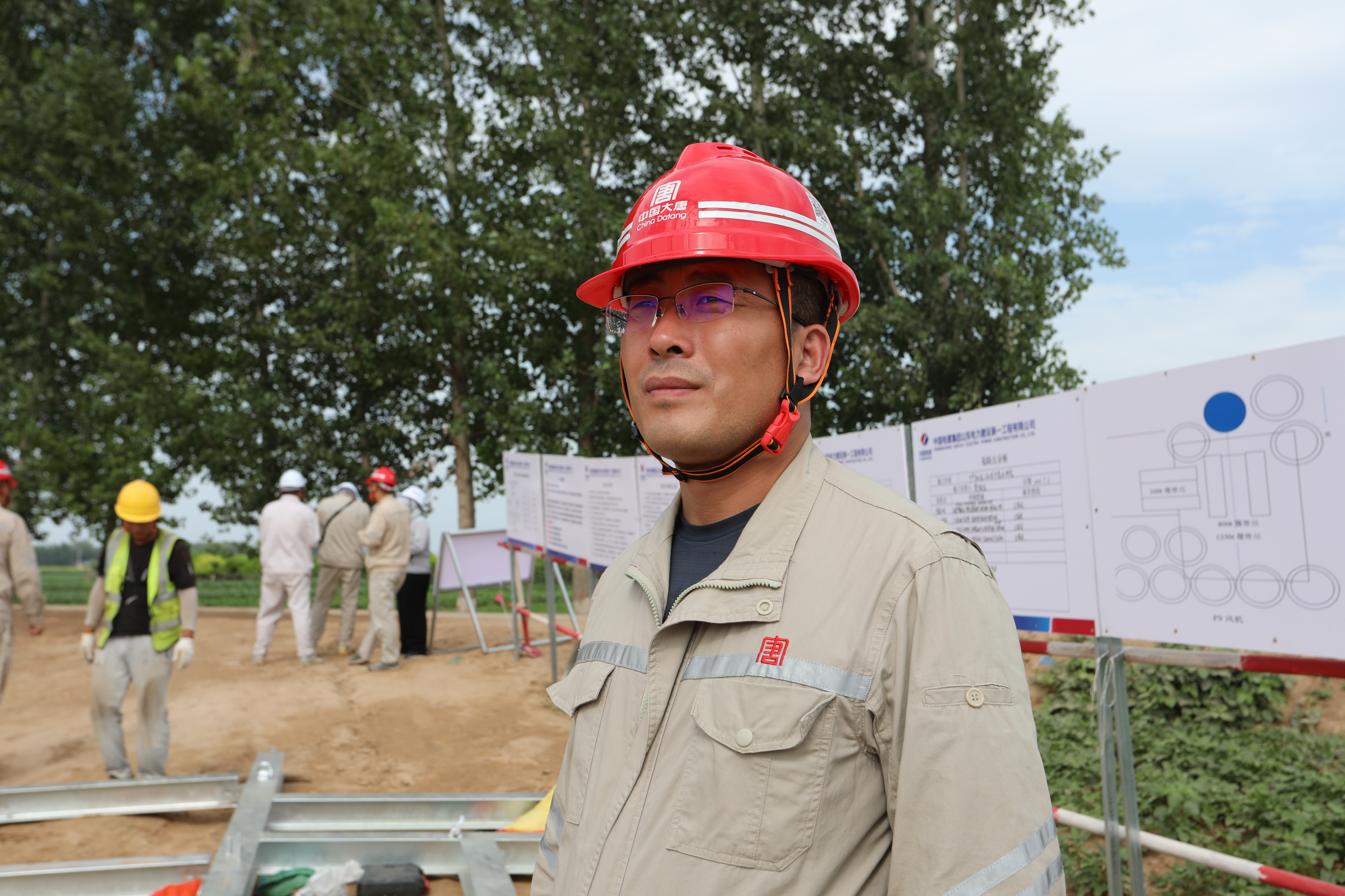 工程部許志偉在施工現(xiàn)場.jpg
