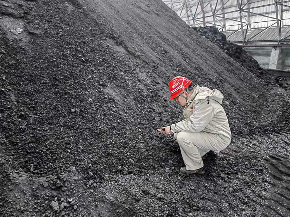 1708326141065028921.jpg 3-大唐東營(yíng)發(fā)電公司職工查看煤炭煤質(zhì)情況a.jpg