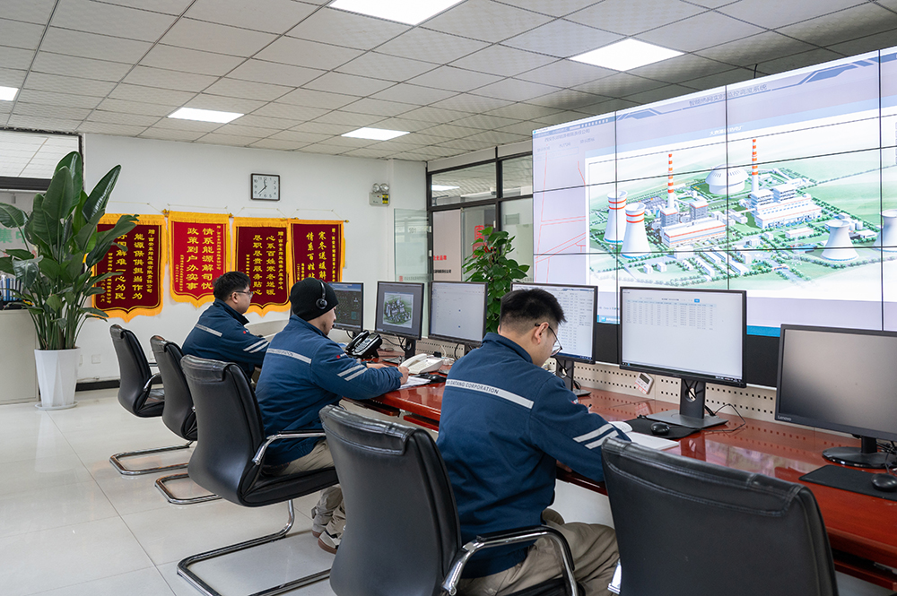 1708670470265006962.jpg 在供熱中心認真監盤.jpg