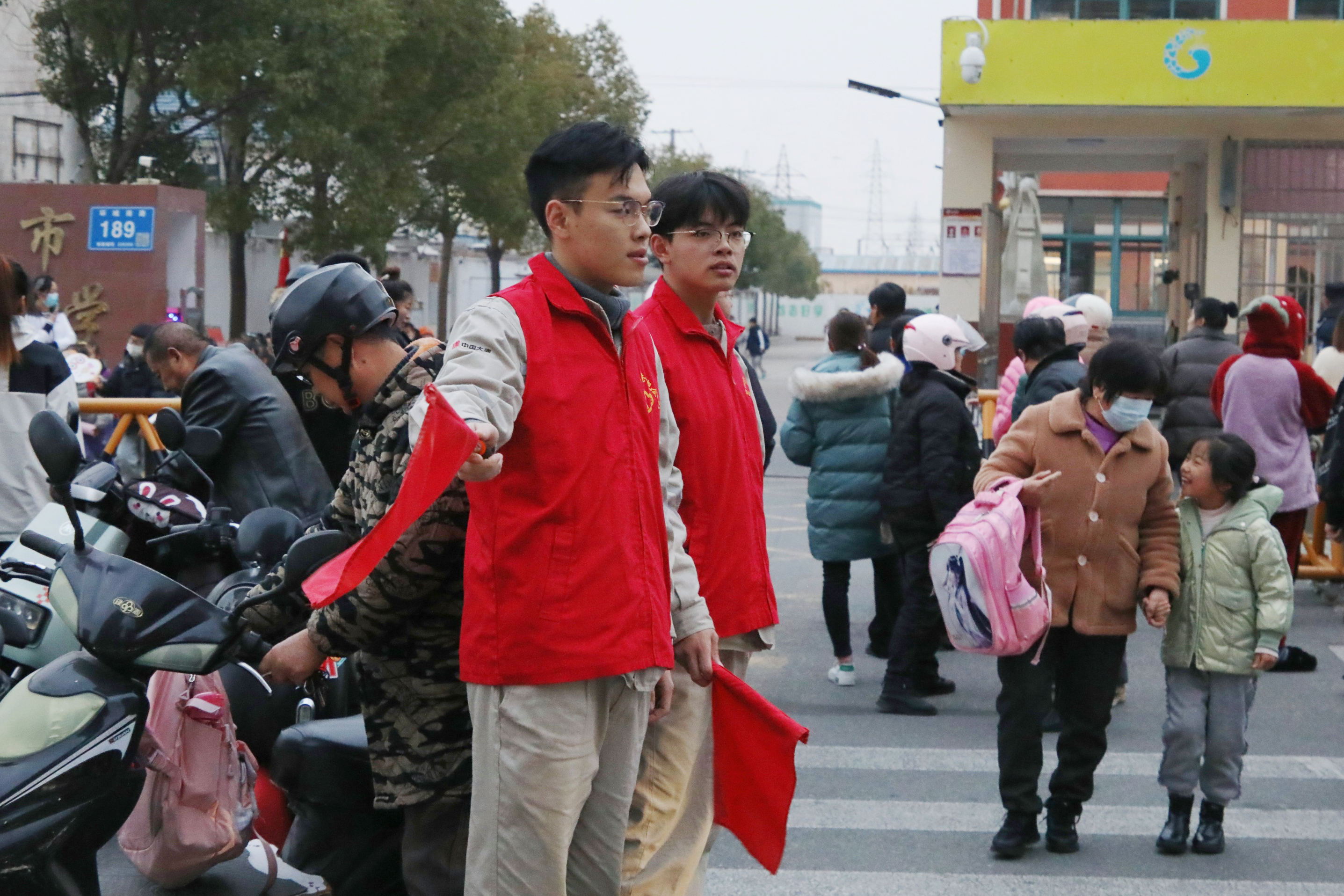 1709623820347041321.jpg 呂四到市區小學開展“護學崗”志愿活動,護送小學生安全放學.jpg