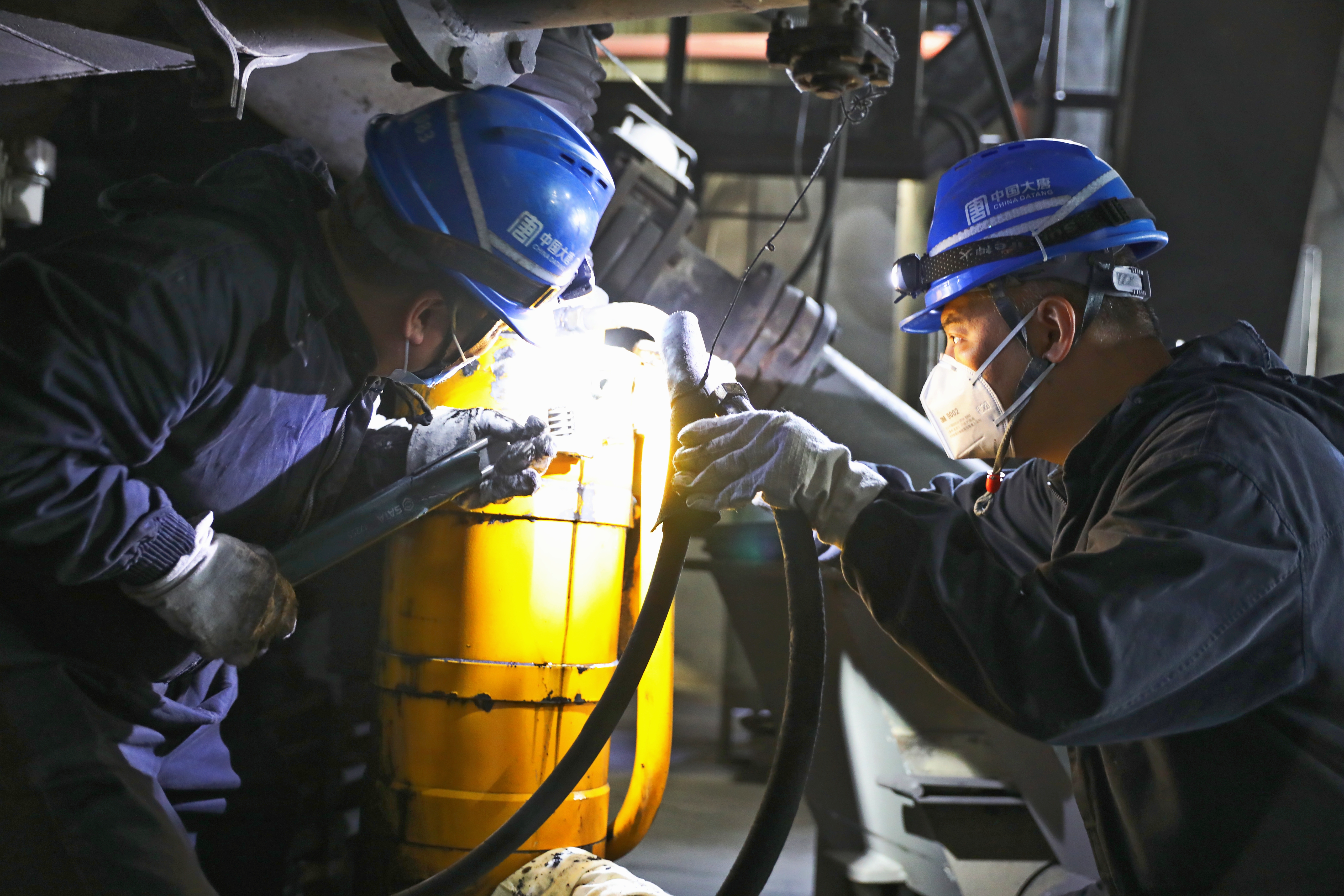 1711088368866062901.jpg 第一段配圖,渭南公司供熱季前開展機組B修工作.jpg