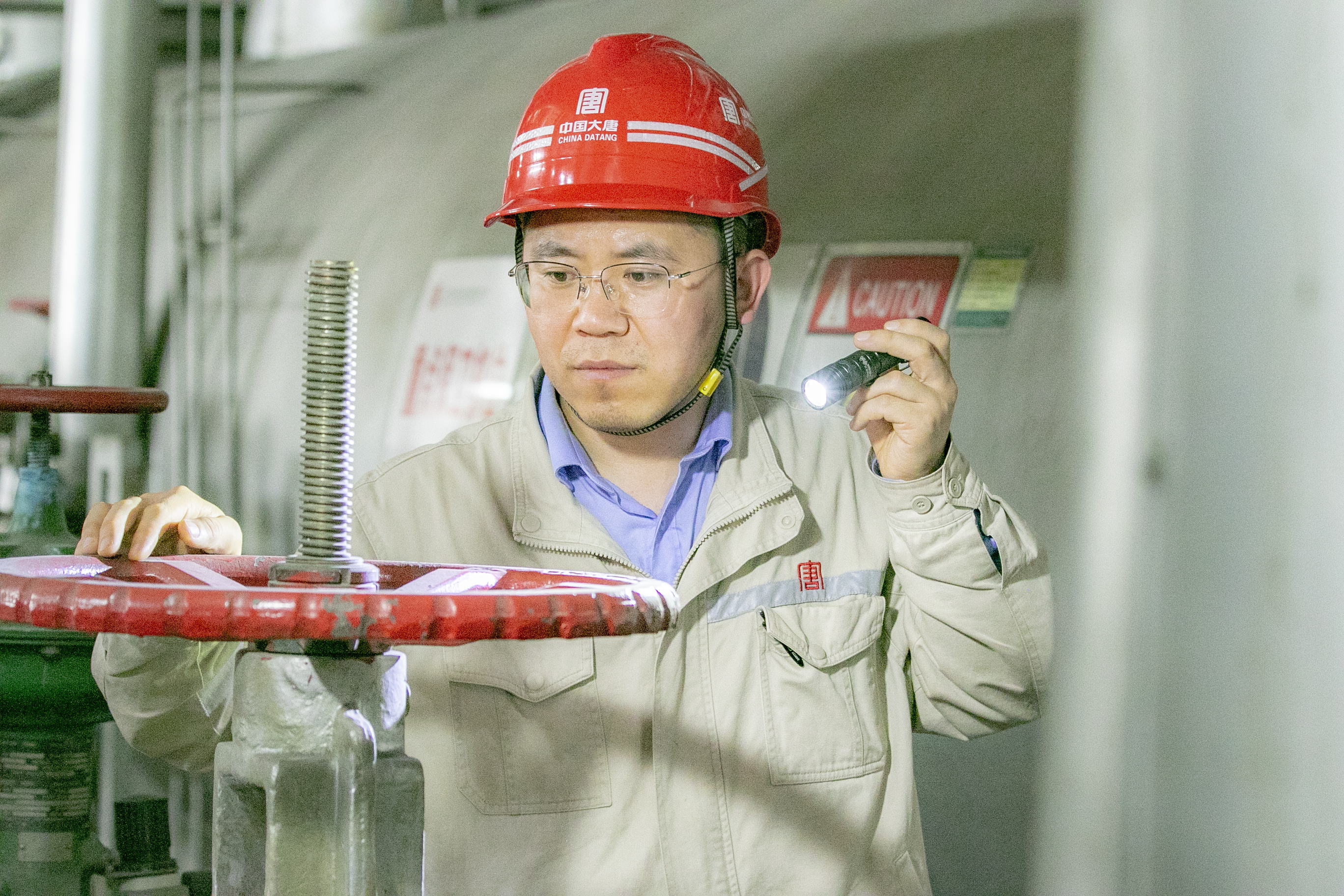 楊旭輝在生產(chǎn)現(xiàn)場精心巡檢 (2).jpg