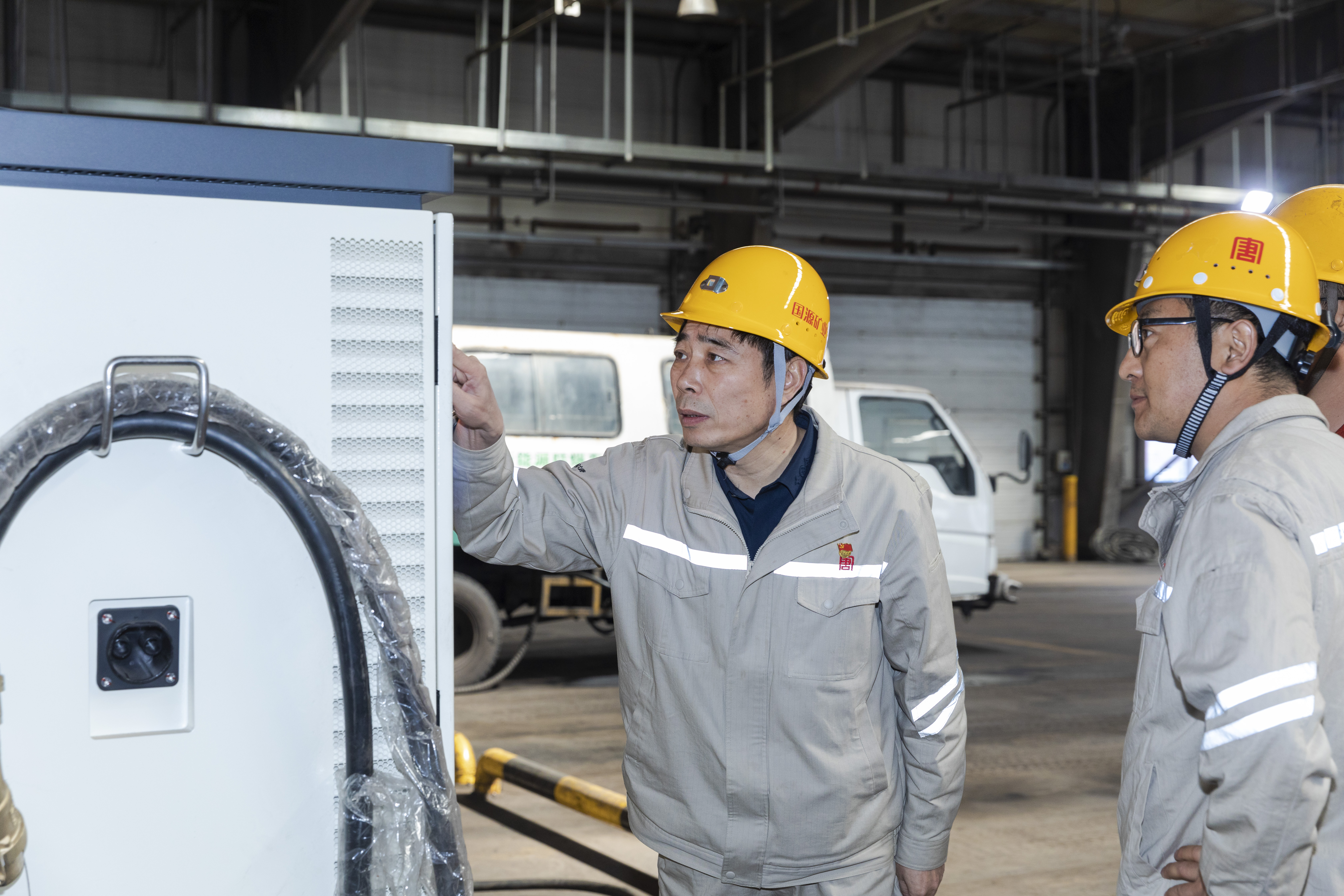 1729646592459010056.jpg 于進在龍王溝煤礦輔運工區檢查新能源汽車充電裝置安全運行情況.jpg